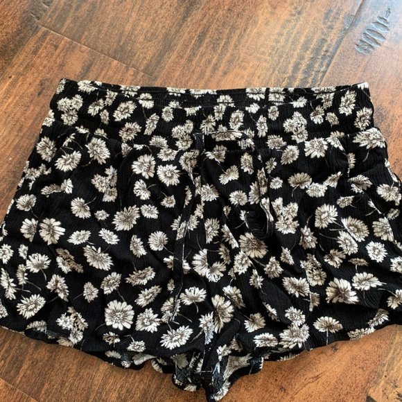 Flowy black flower shorts - Picture 2 of 6